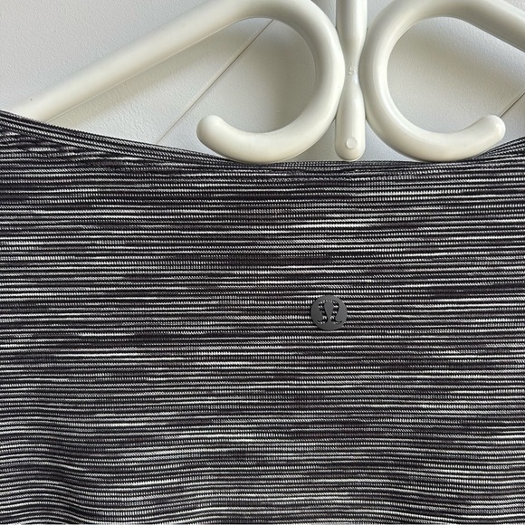 Lululemon Back in Action Long Sleeve Shirt
Wee Are From Space Dark Carbon size 4 - Picture 5 of 7